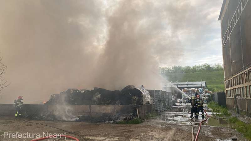 Incendiu Puternic Pe Fosta Platforma Chimica Din Savinesti Intervin